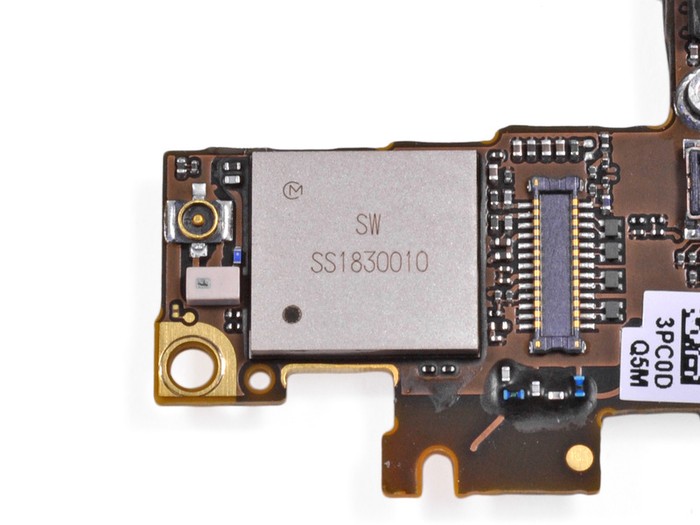 Chip Murata SW SS1830010. Đây có thể là chip Broadcom để kết nối Wi-Fi/Bluetooth